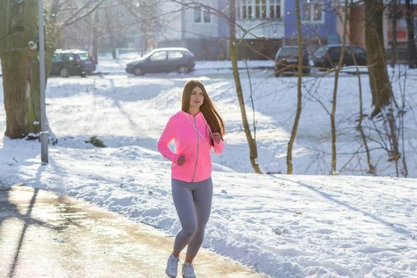 Ung flicka går in för sport i Vinterparken. — Stockfoto