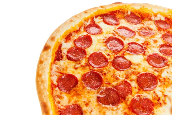 Parte de la deliciosa pizza italiana clásica Pepperoni con salchichas y queso mozzarella — Foto de Stock