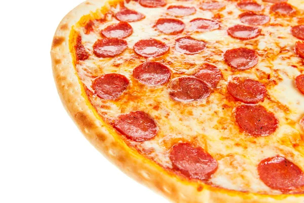Parte de la deliciosa pizza italiana clásica Pepperoni con salchichas y queso mozzarella —  Fotos de Stock