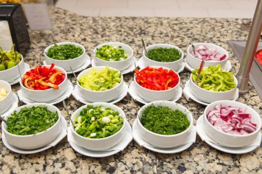 Salata barı çeşitli dilimlenmiş taze sebze ile