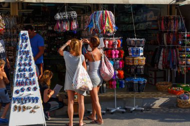 Nesebar sahildeki Hediyelik eşya alışveriş turist