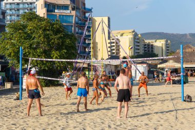 Aktif yetişkin üzerinde kum plaj voleybol sporu