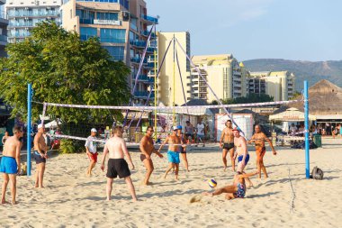 Aktif yetişkin üzerinde kum plaj voleybol sporu