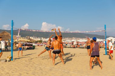 Aktif yetişkin üzerinde kum plaj voleybol sporu
