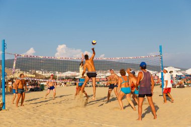Aktif yetişkin üzerinde kum plaj voleybol sporu