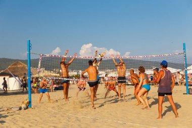 Aktif yetişkin üzerinde kum plaj voleybol sporu