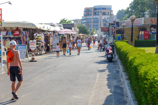 A vízparton, Nesebar ajándékbolt bevásárló turisták — Stock Fotó