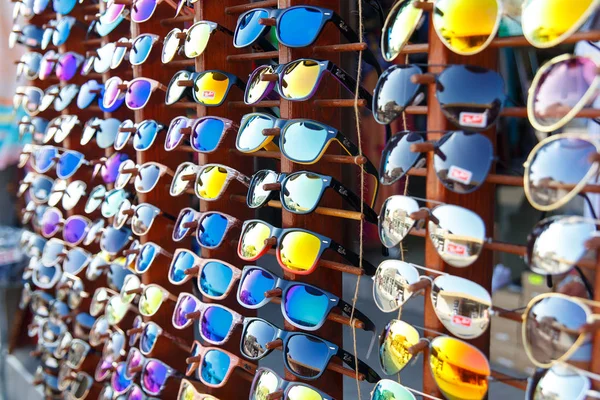 Az ablakban egy utcai üzlet világos napszemüveg — Stock Fotó