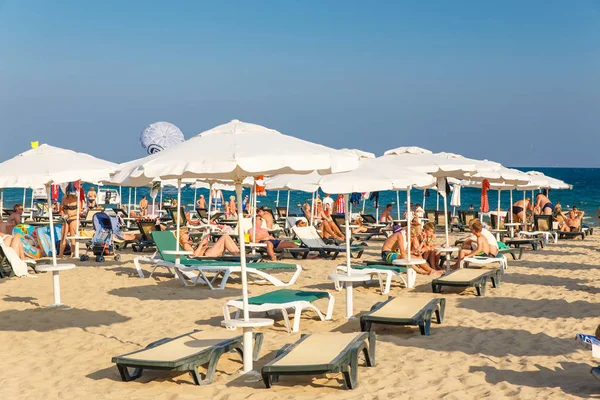 Stranden med turister i sommar i Nessebar, Bulgarien — Stockfoto