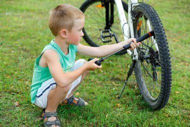 Genç çocuk Bisiklet tüp pompalama
