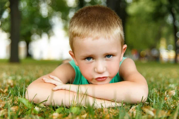 Liten pojke liggande — Stockfoto