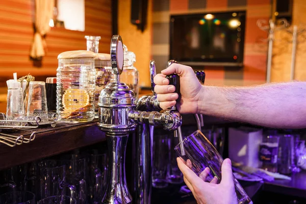 Primer plano de camareros manos vertiendo cerveza — Foto de Stock