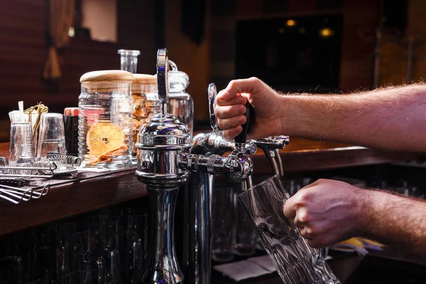 Primo piano delle mani dei baristi che versano birra — Foto Stock