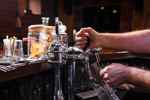 Gros plan des barmans mains versant de la bière — Photo