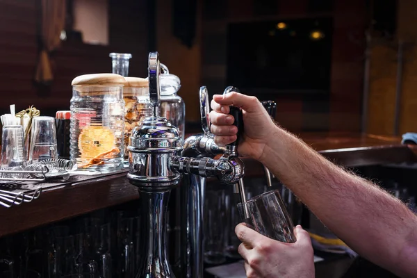 Nahaufnahme von Barkeeperhänden, die Bier einschenken — Stockfoto