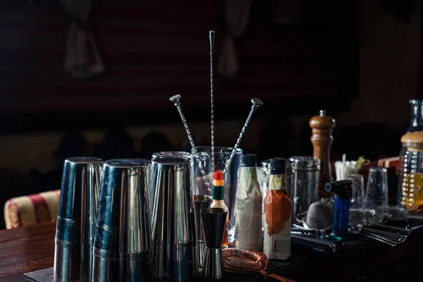 Barkeeper-Werkzeuge an der Bar — Stockfoto