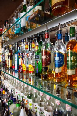 Bulanık alkol şişeleri bir çubuğu