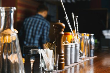 Barmen araçları üzerinde bar