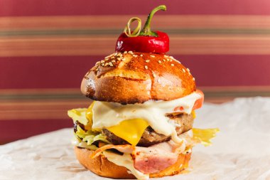 Kağıt üzerinde taze burger.