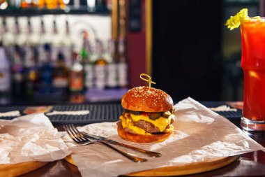 Kağıt üzerinde taze burger.