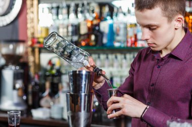 Kokteyl yapmak barmen