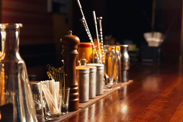 Bartender verktyg på bar — Stockfoto