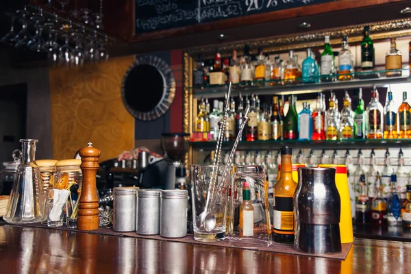 Barkeeper-Werkzeuge an der Bar — Stockfoto