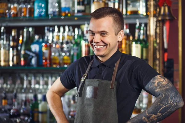 Güzel şık barmen — Stok fotoğraf