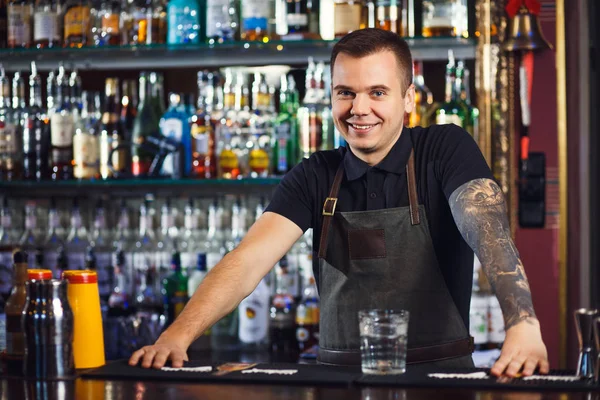 Vacker elegant bartender — Stockfoto