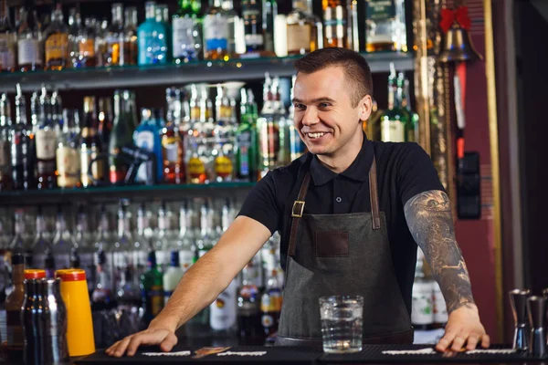 Vacker elegant bartender — Stockfoto