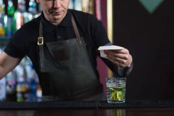 Barman, takže koktejl — Stock fotografie