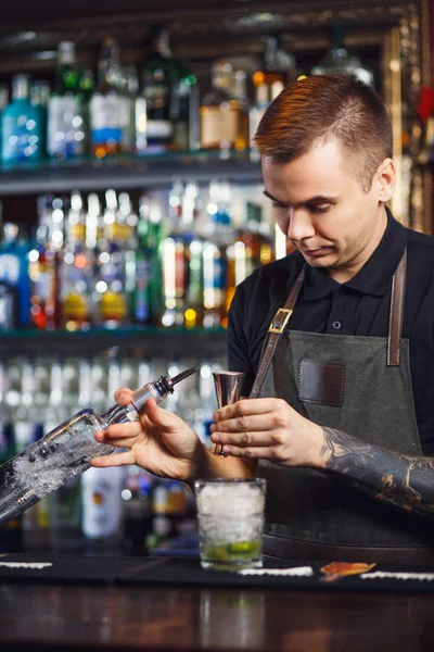 Le barman fait un cocktail — Photo