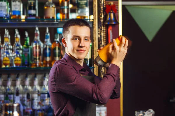 O barman fazendo coquetel — Fotografia de Stock