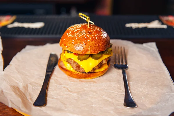 Kağıt üzerinde taze burger.