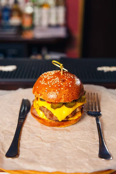 Hamburger fresco su carta . — Foto Stock