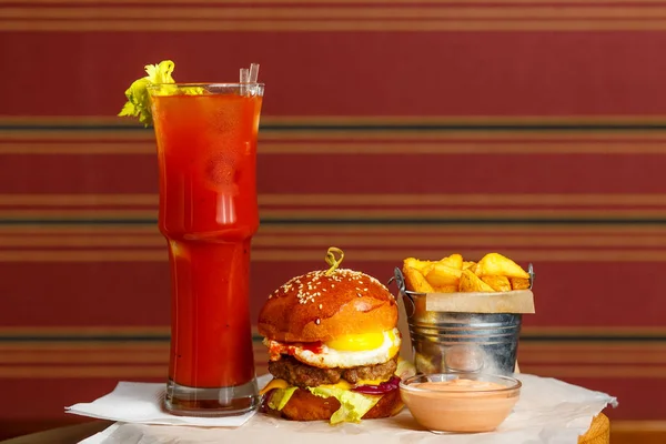 Hamburger con patatine fritte e cocktail — Foto Stock