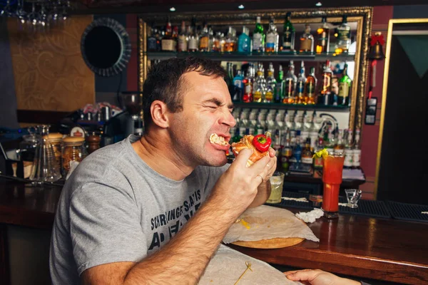 Joven comiendo una hamburguesa — Foto de Stock