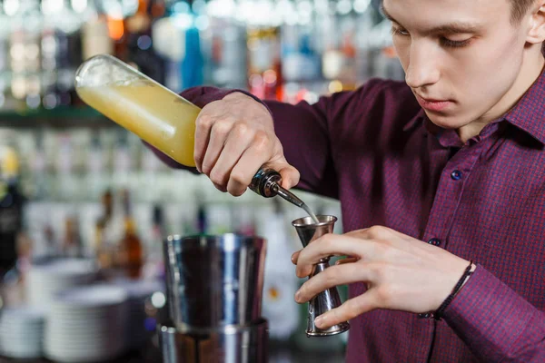 Kokteyl yapmak barmen — Stok fotoğraf