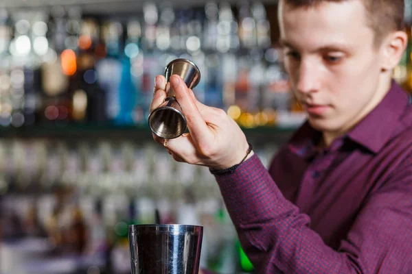 Der Barkeeper macht Cocktail — Stockfoto