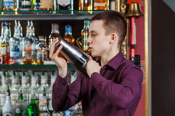 Il barista che fa cocktail — Foto Stock