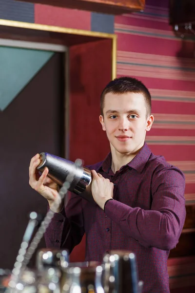 Barman, takže koktejl — Stock fotografie