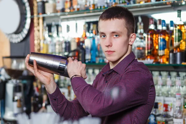 Barman, Dokonywanie koktajl — Zdjęcie stockowe