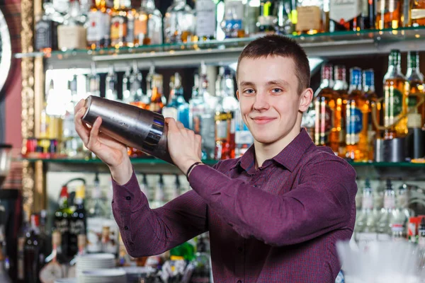 Le barman fait un cocktail — Photo