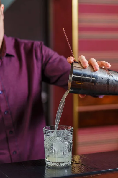 Barman, takže koktejl — Stock fotografie