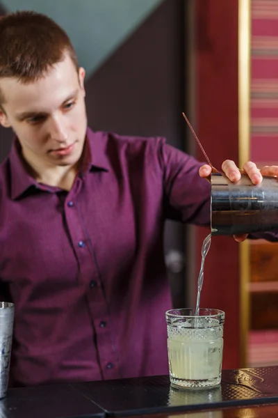 Le barman fait un cocktail — Photo