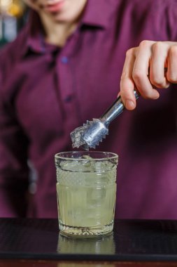 Kokteyl yapmak barmen