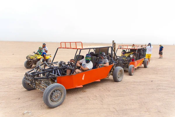 Turistas listos para correr en el desierto —  Fotos de Stock
