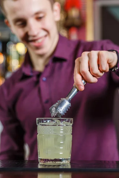 O barman fazendo coquetel — Fotografia de Stock