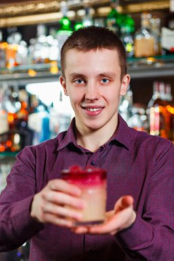 Neşeli barmen kokteyl müşteriye verir..