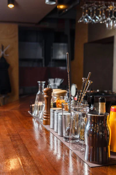 Outils de barman sur la barre — Photo